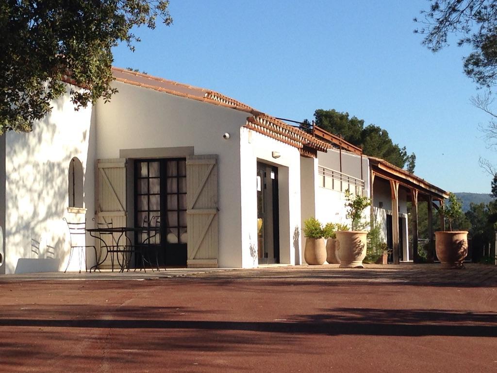 L'Hotellerie Kouros Cuers Exterior foto